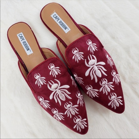 Cape Robbin slip on. Bug embroidery white and red background. - Picture 4 of 4